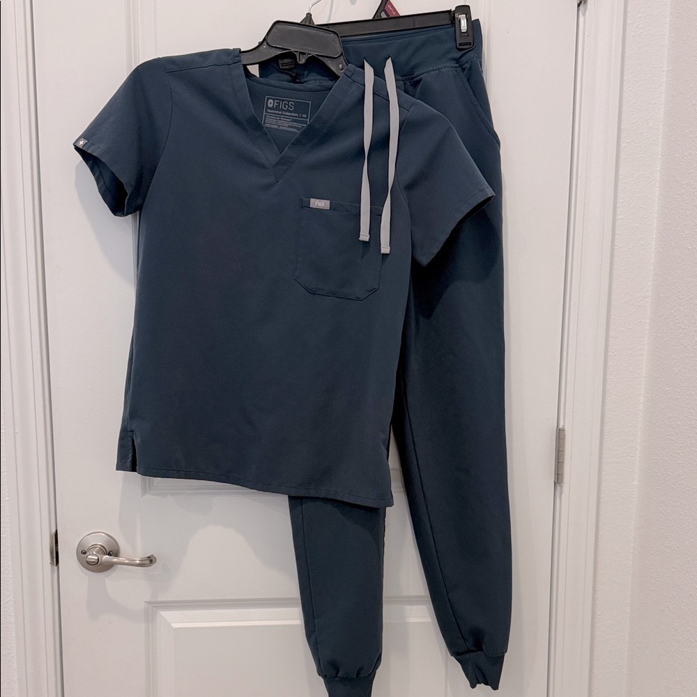 Figs grey scrub set dark harbor
High waisted tall small joggers and xs top